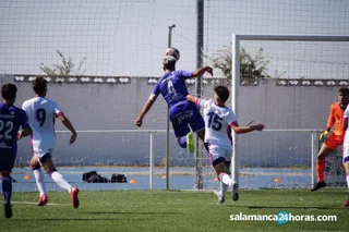 Antonio Paz remata de cabeza ante el Valladolid de División de Honor.