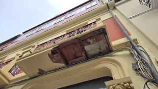 Se desprende parte de la base de un balcón en la calle Palominos