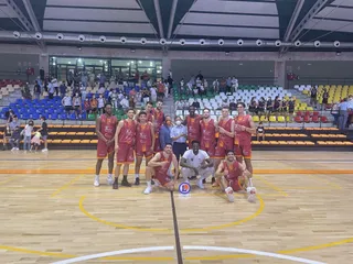 Los jugadores del CD Carbajosa Basket posan con el trofeo XX Aniversario E.Leclerc.