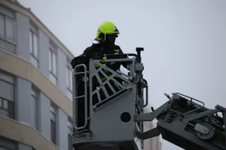 GALERÍA | Los bomberos acuden a retirar varias ramas de un árbol en el paseo de Carmelitas