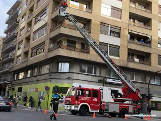 Los Bomberos acceden a la vivienda de una anciana que no respondía a las llamadas en el Paseo de Canalejas