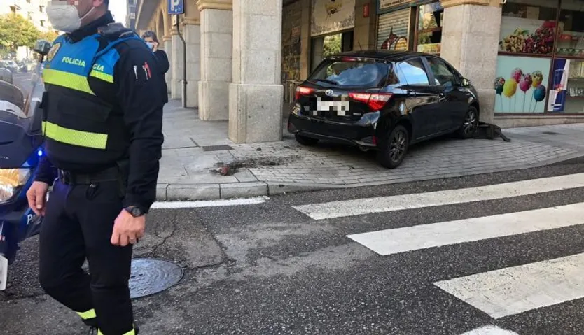 Un turismo se lleva por delante un semáforo y acaba en un soportal de la Gran Vía 3