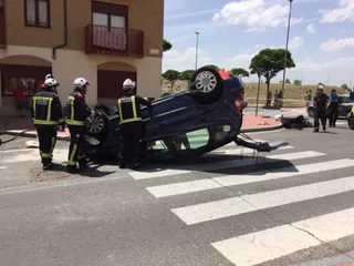 Coche volcado en la calle Luis Sala Balust