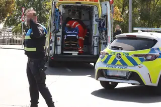 Ambulancia y policía local en una foto de archivo. Foto SALAMANCA24HORAS.