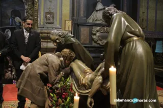 Besapiés en la iglesia de San Julián para celebrar el 75 Aniversario del grupo escultórico del 'Santo Entierro' (7)