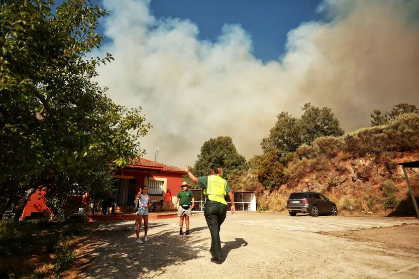 Desalojan a los vecinos de El Payo por el incendio. ICAL José Vicente (4).jpg