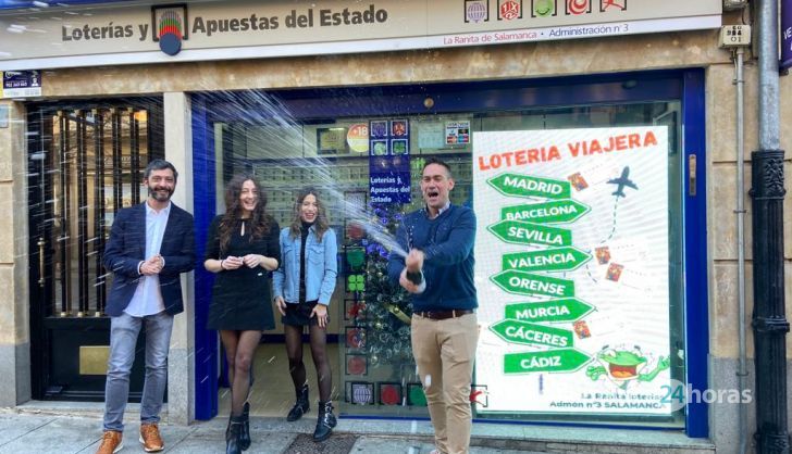El penúltimo de los quintos premios, el 57.421, se vende en la Administración 'La Ranita'. Foto Anass A.