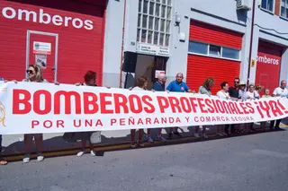 Unas 400 personas se concentran en Peñaranda de Bracamonte (Salamanca) para pedir un parque de bomberos profesionales | ICAL