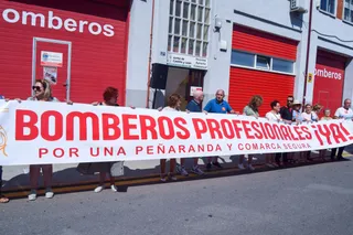 Unas 400 personas se concentran en Peñaranda de Bracamonte (Salamanca) para pedir un parque de bomberos profesionales | ICAL