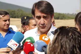 Suárez Quiñones atiende a los medios (2)
