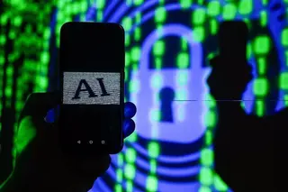 El símbolo de la Inteligencia Artificial (IA) aparece en un smartphone con líneas de código de fondo. Foto EP