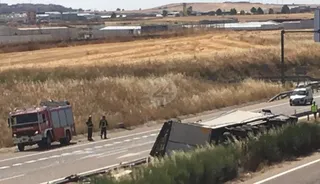 Camión volcado en A-62 Villares de la Reina