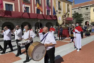 Decenas de personas han acompañado la imagen de San Miguel Arcángel por las plazas de Peñaranda
