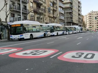 Autobuses urbanos de Salamanca atascados en Avenida de Mirat por la tractorada