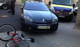 Herido un ciclista tras ser atropellado en la Plaza del Mayo