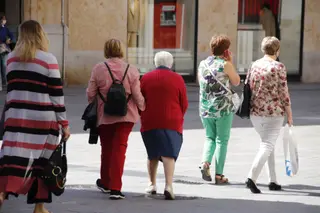 Gente paseando por la plaza del Liceo en Verano