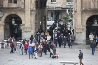 Gente paseando por la plaza mayor de Salamanca