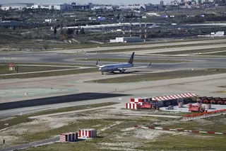 Aeropuerto Barajas, pista de aterrizaje y despegue, pista, tren de aterrizaje, ruedas de avión, cola, ala de avión, vista del aeropuerto de Barajas, avión de la aerolínea Unided