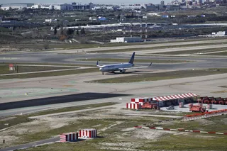 Aeropuerto Barajas, pista de aterrizaje y despegue, pista, tren de aterrizaje, ruedas de avión, cola, ala de avión, vista del aeropuerto de Barajas, avión de la aerolínea Unided