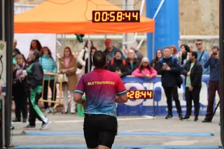 Un atleta entra a meta en el Cross de Cabrerizos