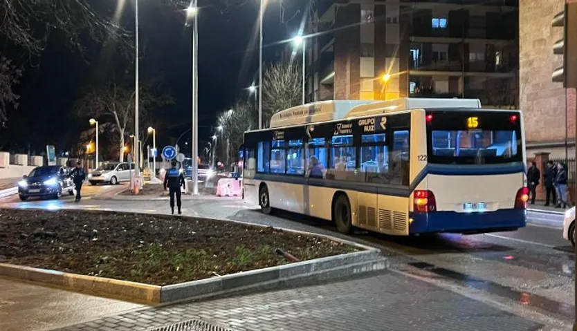 Autobús urbano tiene problemas en la nueva rotonda de la carretera de Ledesma (4)