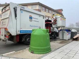 Camión de recogida de residuos en Carbajosa de la Sagrada