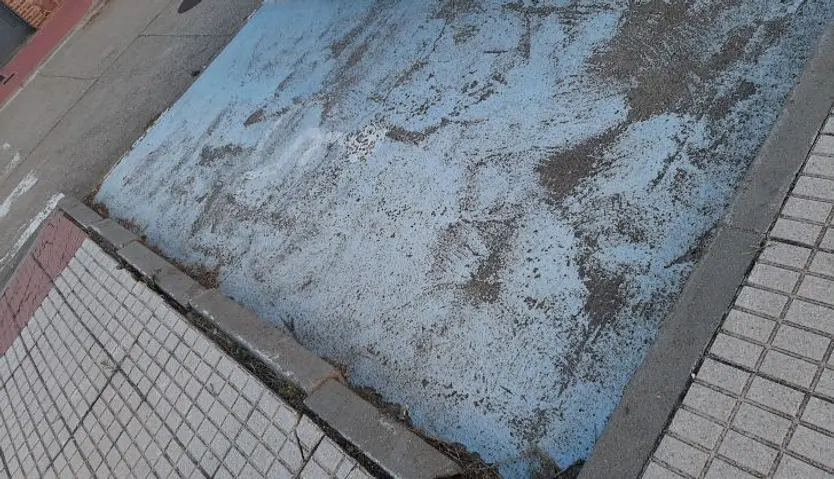 Los vecinos denuncian dejadez en la urbanización Las Toras