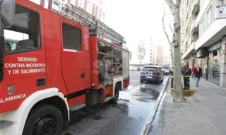 Intoxicado el portero de un edificio al tratar de sofocar el fuego de una vivienda