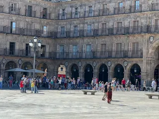Gente en la plazo mayor de Salamanca (1)
