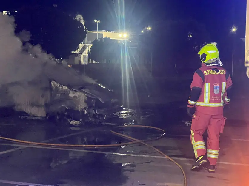 Un vehículo queda calcinado tras un incendio en la calle Newton