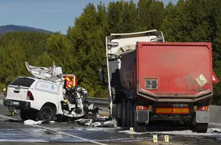 Tres fallecidos y dos heridos en el choque frontal ente un camión y una ‘pick up’ en Carracedelo | César Sánchez (ICAL)