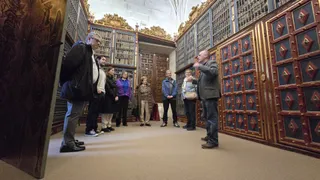 El concejal de Turismo, Ángel Fernández, entrega los premios del sorteo de la XVI edición de Las Llaves de la Ciudad