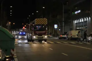 Un incendio en una chimenea de un edificio moviliza a los bomberos hasta el paseo de la Estación