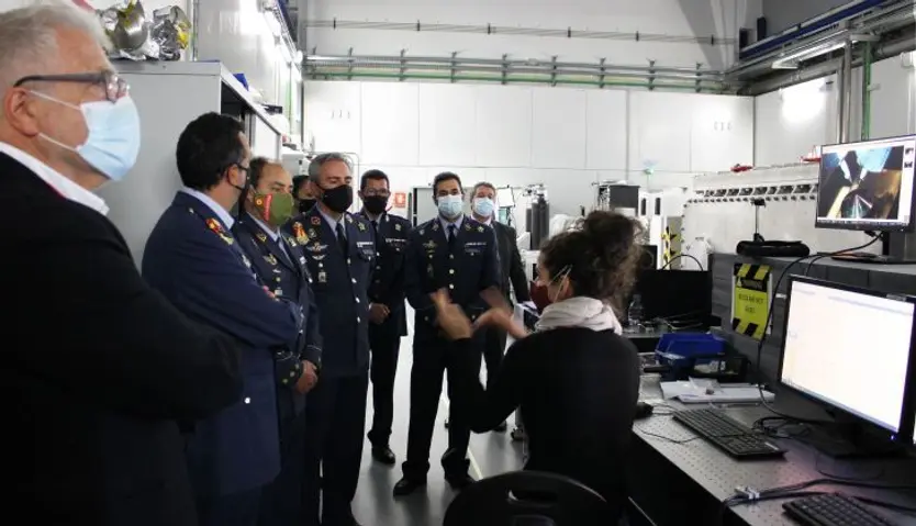 El subdelegado de Defensa visita el centro de láseres pulsados. Foto Subdelegación del Gobierno. (2)