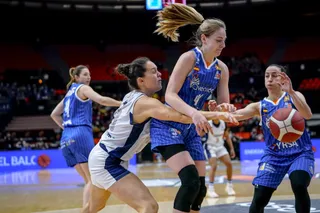 Samuelson pelea el balón ante Gernika | FOTO FEB