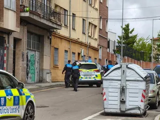 Un motorista resulta herido de gravedad en la pierna tras una colisión con un turismo en la calle Nueva de San Bernardo