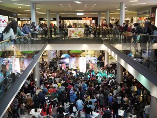 Jimeno y los niños en centro comercial El Tormes