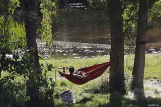 Un hombre en un hamaca junto al río Tormes en Salamanca. Foto SALAMANCA24HORAS
