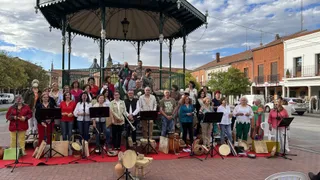 Alumnos de los talleres de canto y percusión de Peñaranda, Alba y Villares.