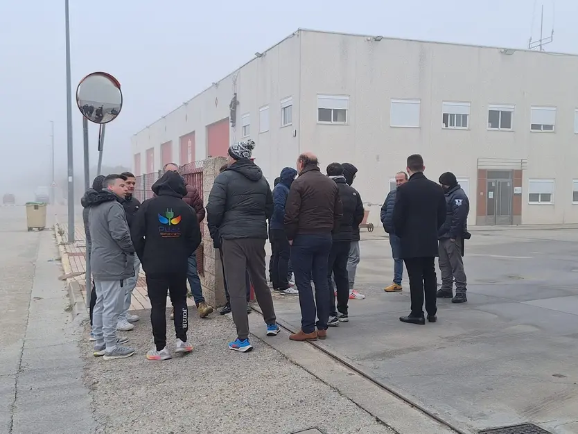 Bomberos intentando acceder al parque de Villares el 1 de enero de 2026