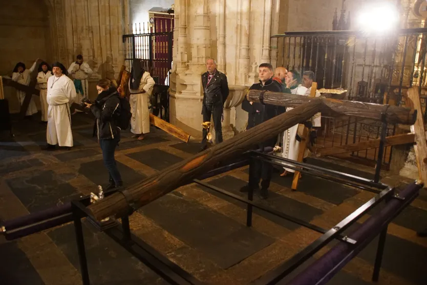 Cruz tumbada en homenaje al Cristo de la Buena Muerte