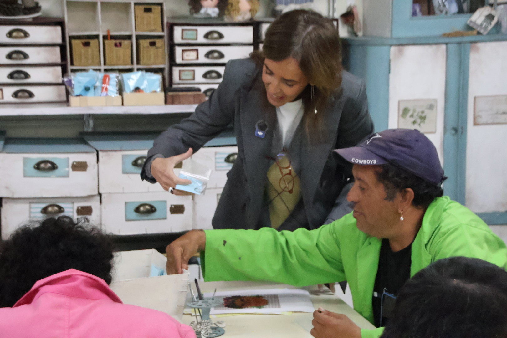 Carmen F&uacute;nez habla con algunos de los participantes de los talleres de Asprodes