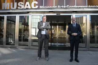 El ex consejero de Cultura, Javier Ortega, junto al director del MUSAC