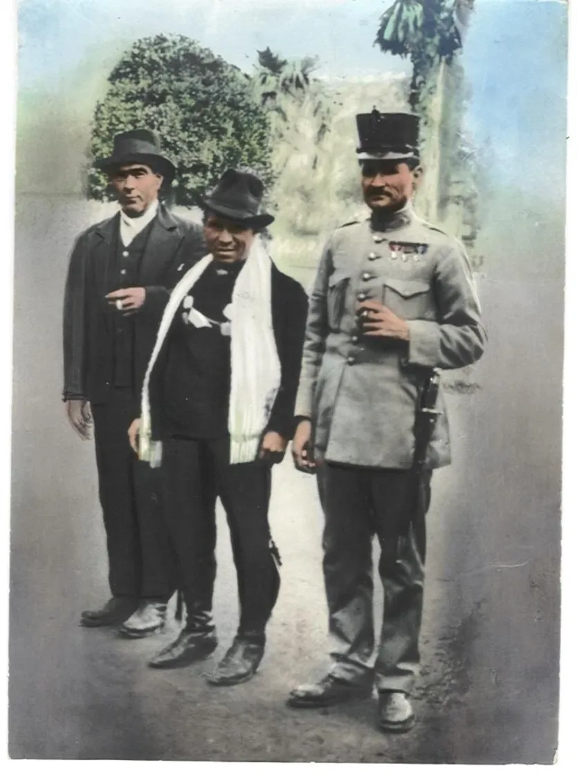 Miguel Méndez Santos, vestido de Carabinero junto a otras personas
