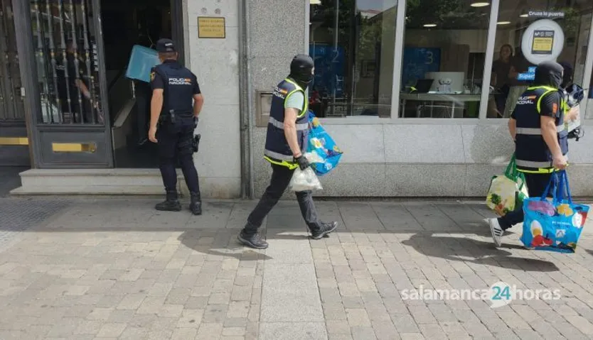 Varias patrullas de la Policía Nacional de Salamanca en el registro de un edificio en la avenida de Portugal 