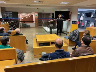 -La narradora Verónica Pensosi en la sala de adultos de la biblioteca municipal de Peñaranda