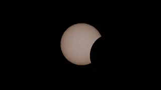 Así se está viendo el eclipse solar desde Salamanca en Castrillo de Guareña. Foto de Javier S. Fraile