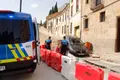 Vehículo atrapado al bajar por unas escaleras en el casco histórico