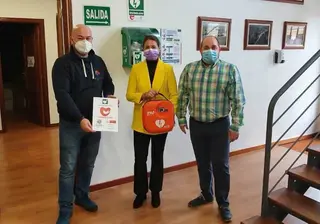 Presentación de los dos desfibriladores en Castellanos de Moriscos