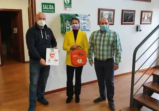 Presentación de los dos desfibriladores en Castellanos de Moriscos